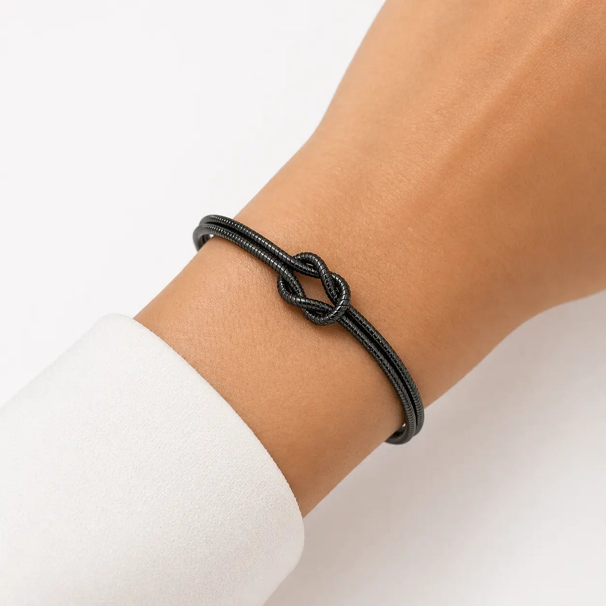Pulseira preta feminina Snake Duo Love no pulso estilo minimalista elegante joia moderna
