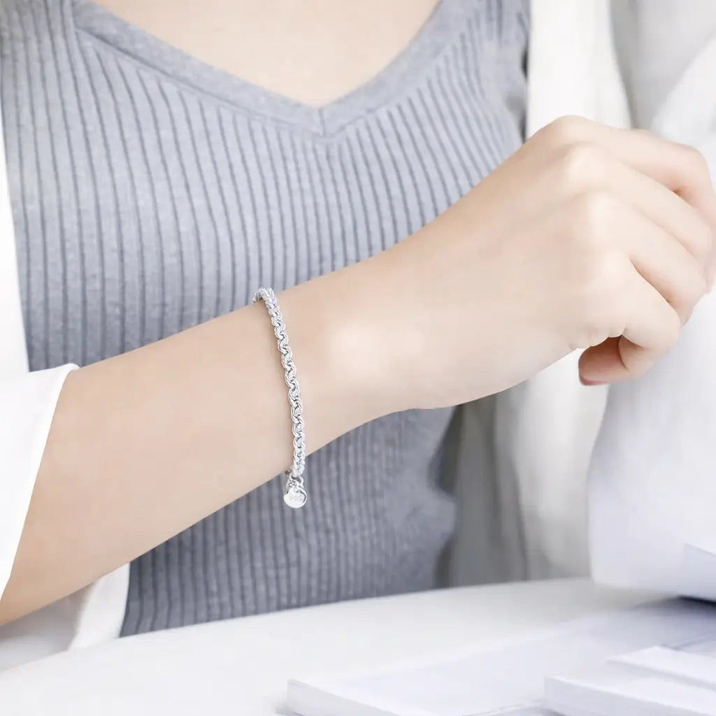 Pulseira feminina prata 925 trançada no pulso com estilo elegante minimalista