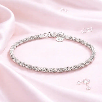 Pulseira feminina prata 925 trançada em fundo rosa moderno delicado sofisticado