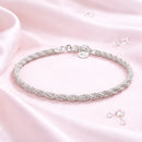 Pulseira feminina prata 925 trançada em fundo rosa moderno delicado sofisticado