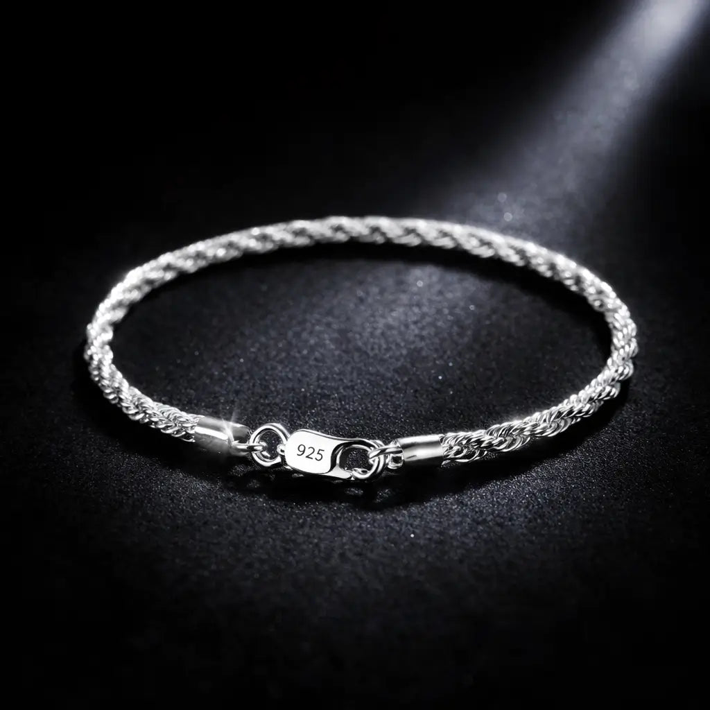 Pulseira prata 925 trançada feminina luxo com brilho intenso em fundo escuro