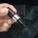 Aplicador de resina do kit Nano Repair sendo preparado para reparo de trinca em vidro automotivo