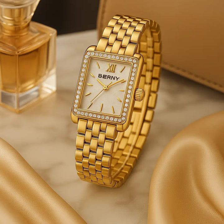 Relógio Feminino Berny Royale 2166L dourado em aço inoxidável, exibido em cenário premium sobre mármore com perfume e acessórios, estilo luxo RariElla.