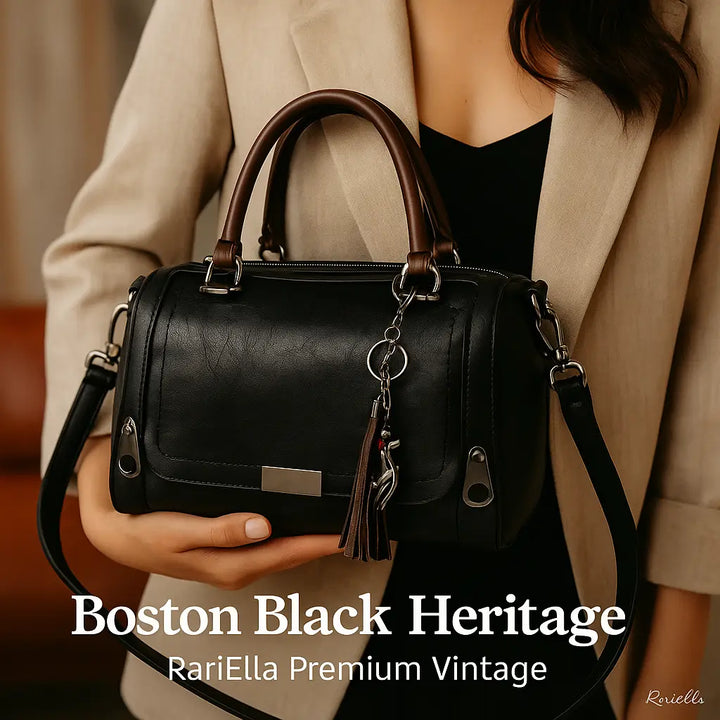 Bolsa Boston Black Heritage RariElla em cena lifestyle premium, tom preto com design vintage e detalhes sofisticados, destacando textura e elegância do modelo