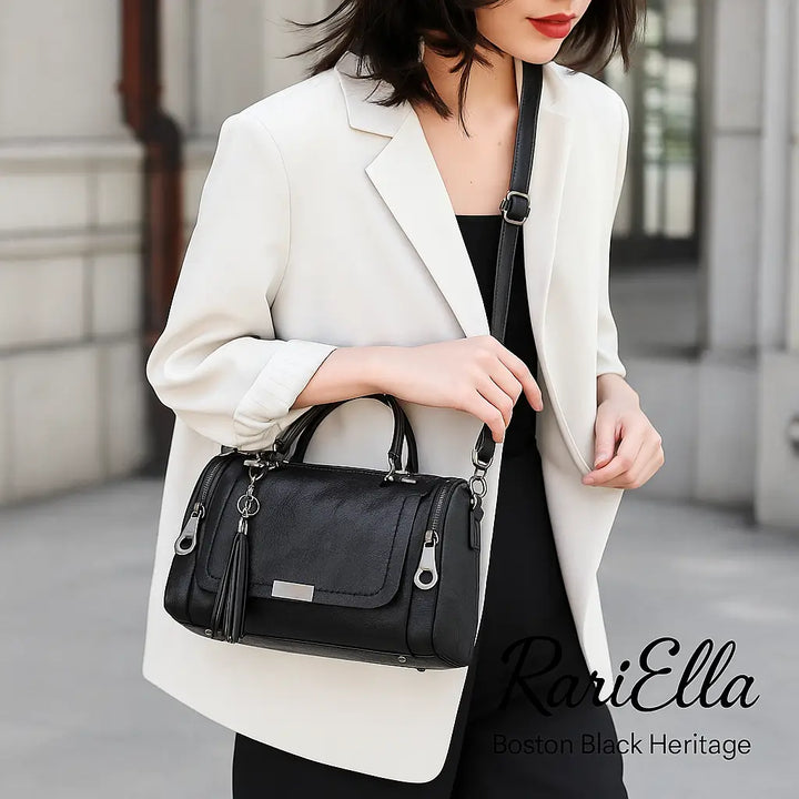 Mulher usando a Bolsa Boston Black Heritage RariElla, modelo premium vintage em couro ecológico preto, estilo shoulder bag elegante ideal para looks sofisticados.