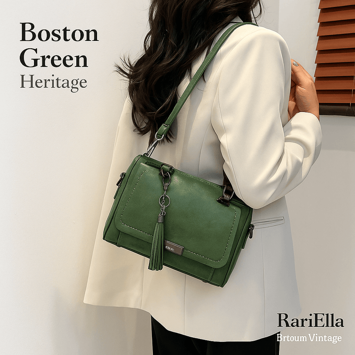 Mulher usando a Bolsa Boston Green Heritage RariElla ao ombro — bolsa verde militar estilo vintage com alça ajustável, design premium e acabamento elegante.