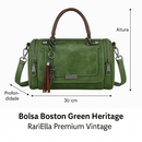 Bolsa Boston Green Heritage RariElla em couro ecológico verde militar, design vintage premium com alça ajustável, detalhes metálicos e tassel elegante — imagem frontal de alta qualidade