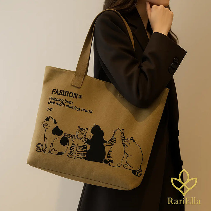 Modelo usando a bolsa tote khaki RariElla em canvas, com estampa de gatos, ecobag feminina ideal para uso diário.