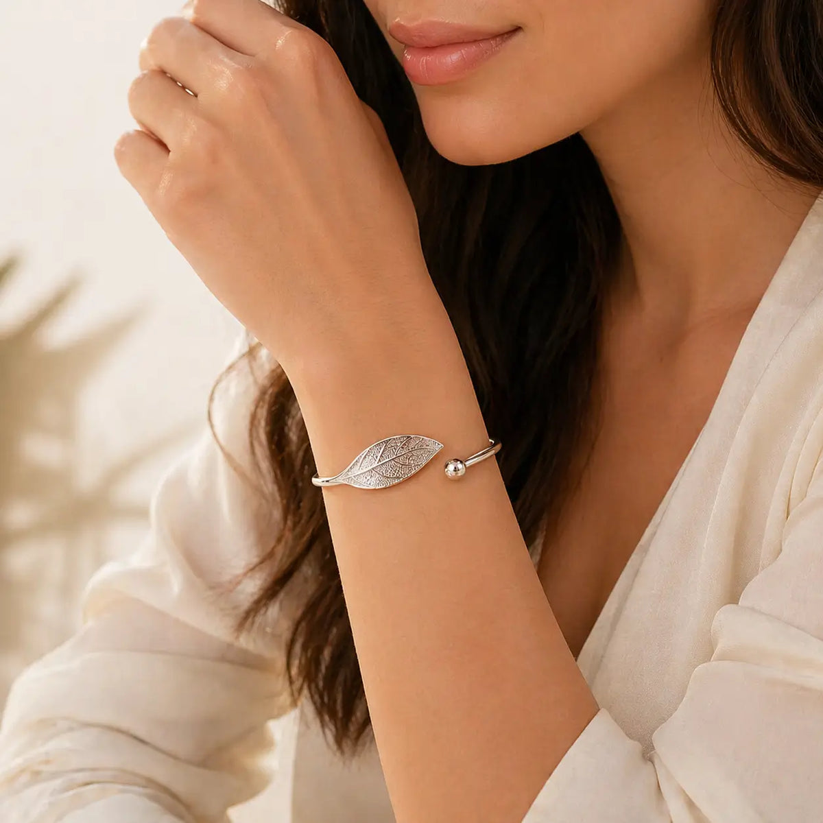 Mulher usando bracelete folha em prata 925 ajustável elegante no pulso
