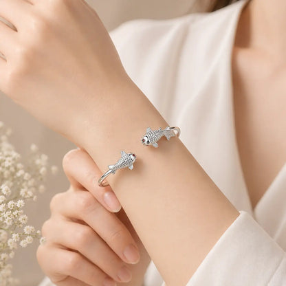 Mulher usando bracelete Lucky Koi em prata 925 ajustável elegante no pulso