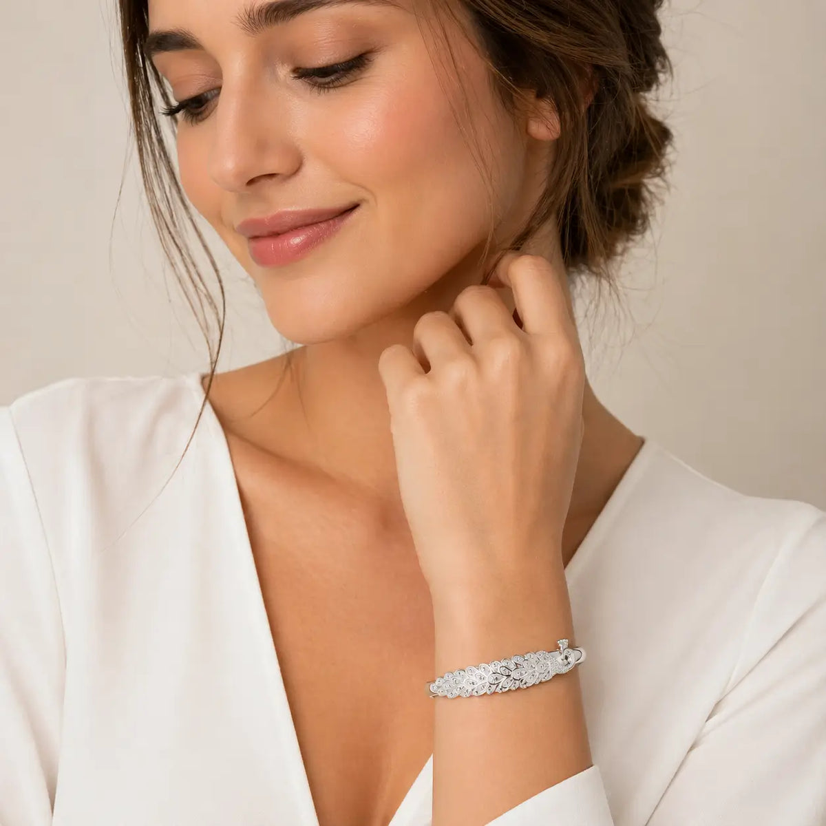 Mulher usando bracelete pavão em prata 925 elegante ajustável no pulso