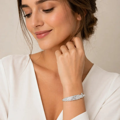 Mulher usando bracelete pavão em prata 925 elegante ajustável no pulso