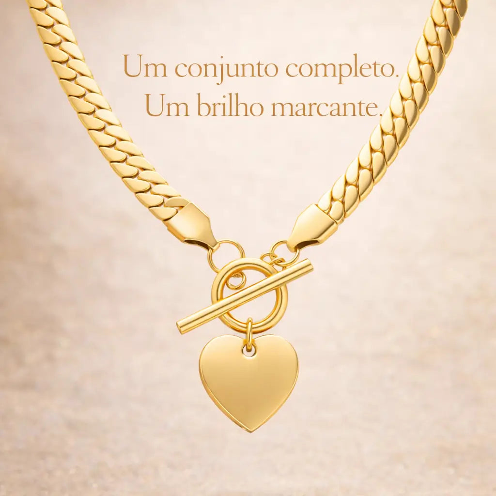 Apresentação premium do Colar Coração Eterno dourado em aço inoxidável, com foco no pingente de coração e fecho toggle.