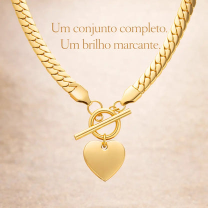 Apresentação premium do Colar Coração Eterno dourado em aço inoxidável, com foco no pingente de coração e fecho toggle.