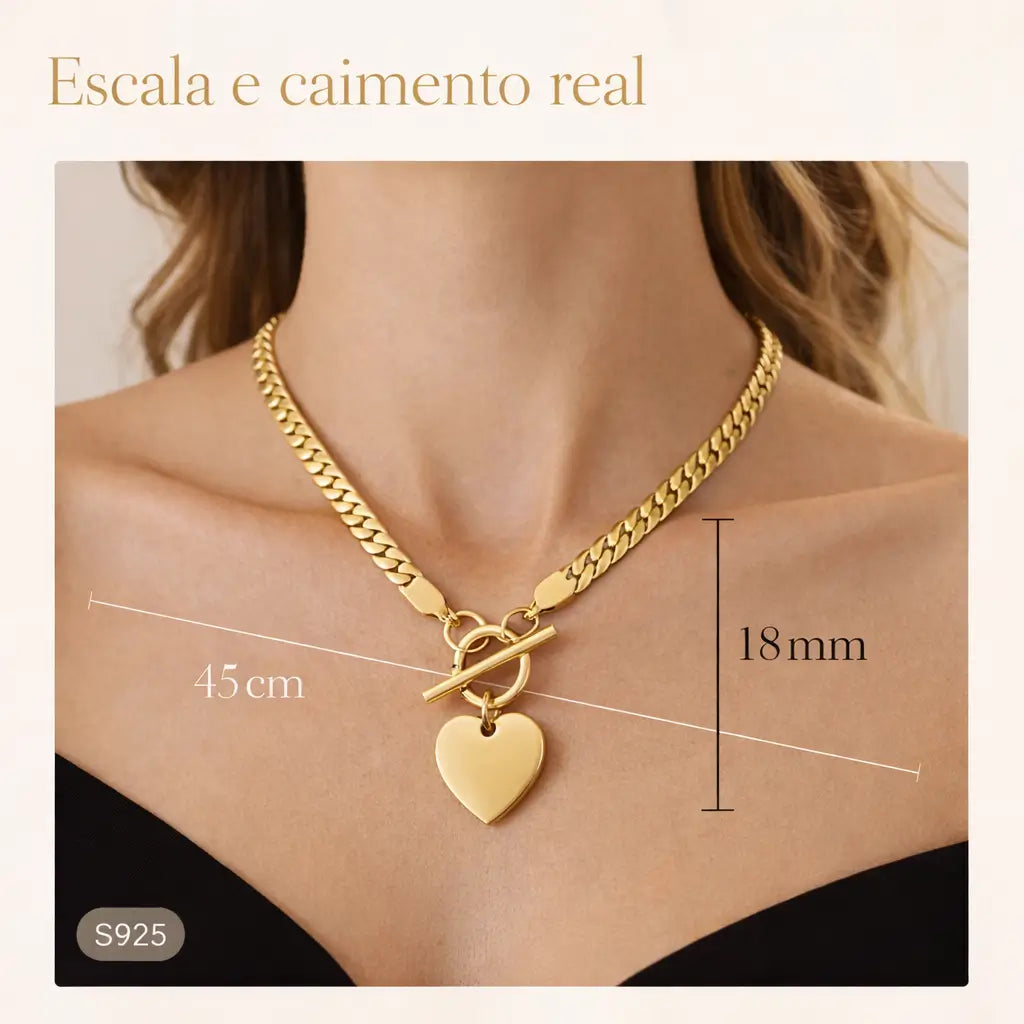 Colar dourado com pingente de coração em escala real no corpo, mostrando proporção e caimento do acessório.