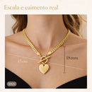 Colar dourado com pingente de coração em escala real no corpo, mostrando proporção e caimento do acessório.