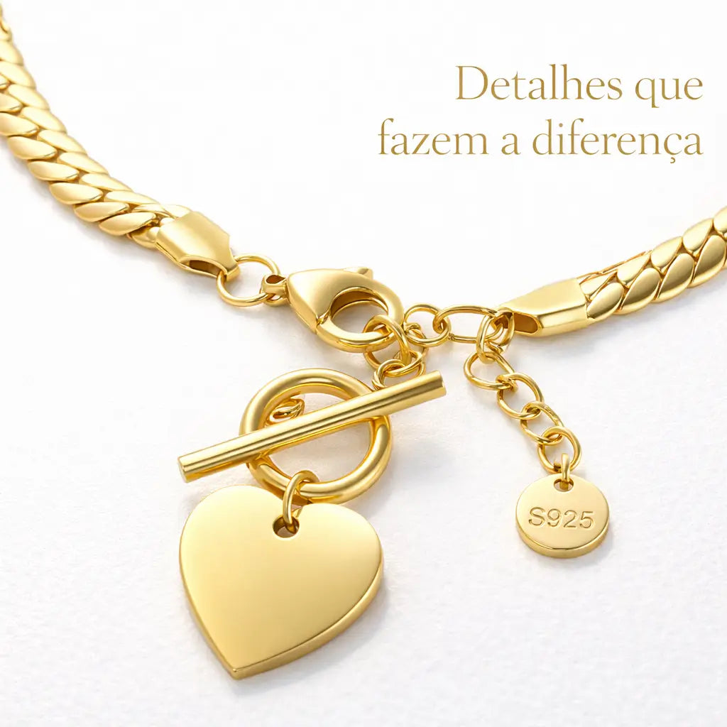 Montagem com detalhes do colar dourado: corrente, fecho toggle e pingente de coração em aço inoxidável.
