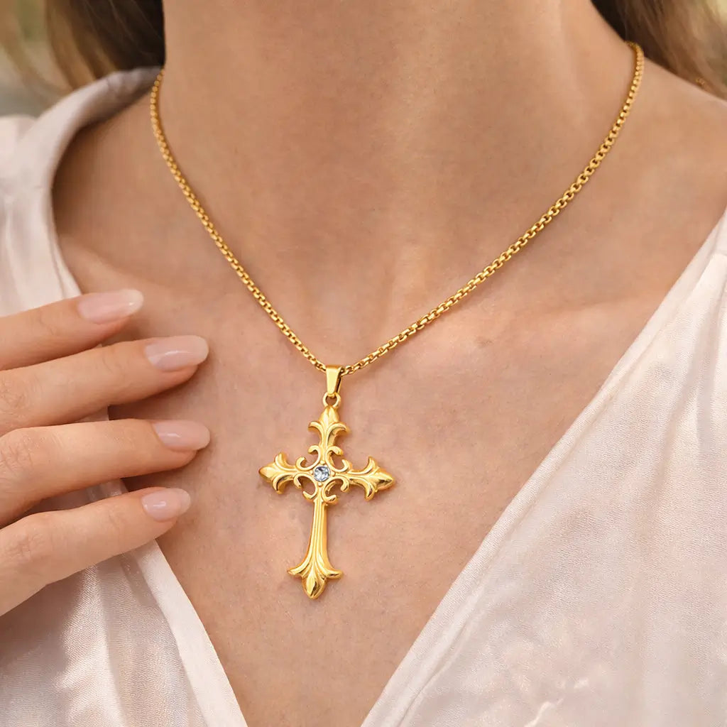 Colar Cruz Áurea™ dourado com pingente de cruz em aço inoxidável sendo usado no pescoço feminino, joia elegante que simboliza fé, proteção e estilo
