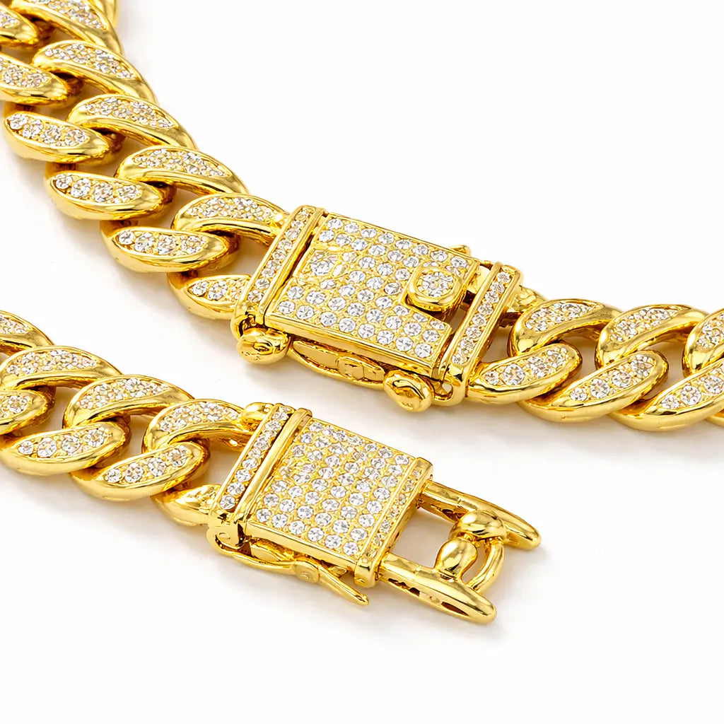 Colar cuban dourado cravejado com pedras brilhantes detalhes de luxo acabamento premium feminino