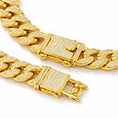 Colar cuban dourado cravejado com pedras brilhantes detalhes de luxo acabamento premium feminino