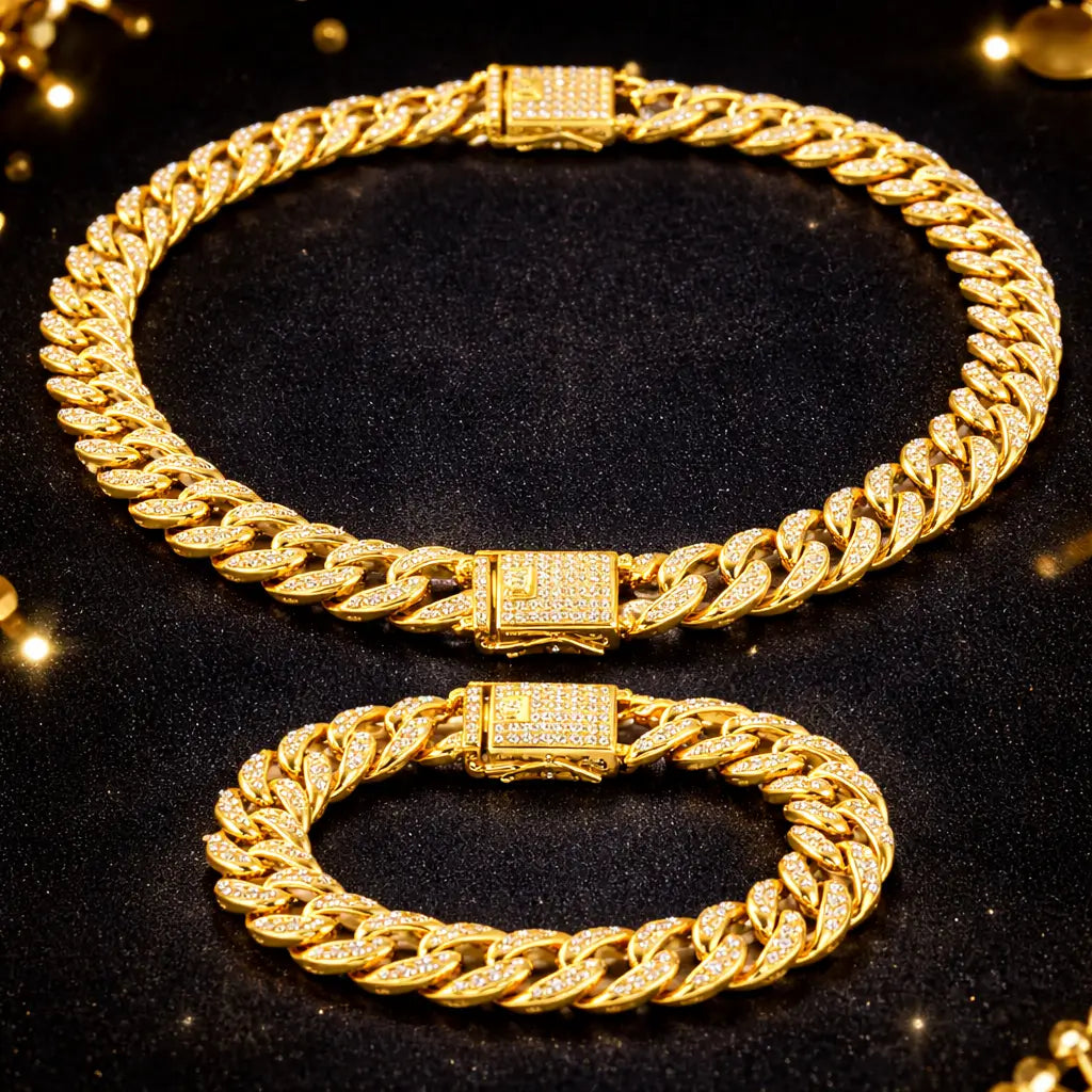 Colar cuban dourado cravejado com pedras brilhantes em fundo claro destaque de produto premium