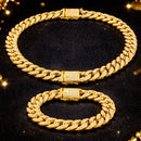 Colar cuban dourado cravejado com pedras brilhantes em fundo claro destaque de produto premium