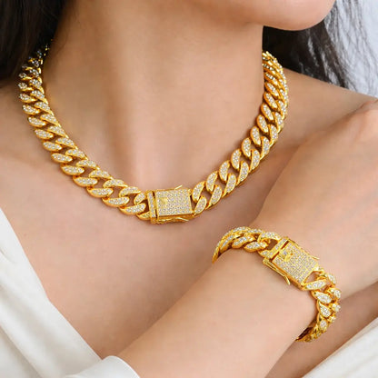 Mulher usando colar Cuban Gold Royale dourado elegante com brilho intenso joia feminina sofisticada