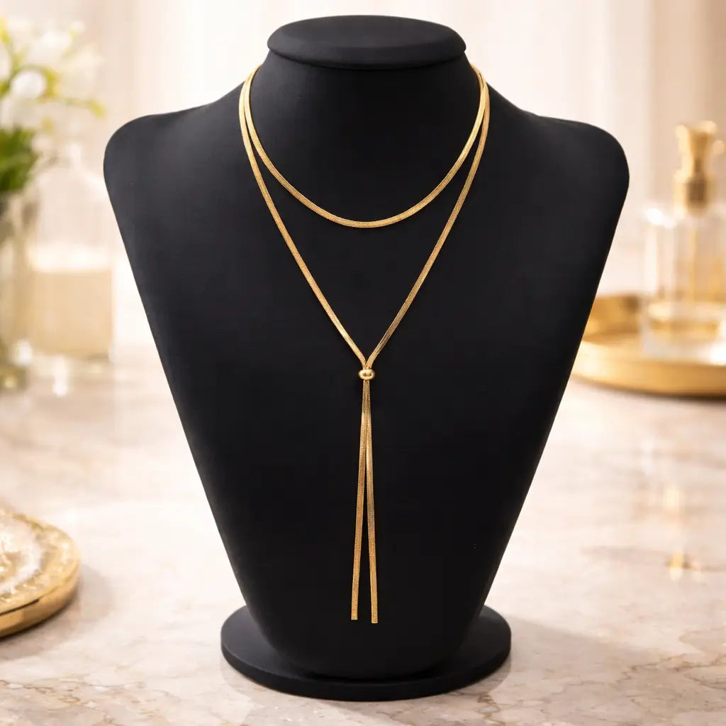 Colar Dourado Aura Linear™ em aço inoxidável ajustável exibido em busto, destacando design em Y, linhas minimalistas e acabamento elegante