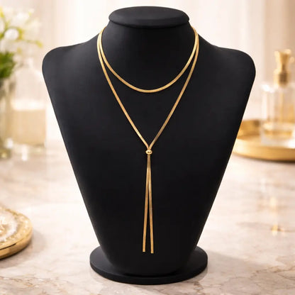Colar Dourado Aura Linear™ em aço inoxidável ajustável exibido em busto, destacando design em Y, linhas minimalistas e acabamento elegante