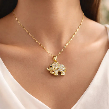 Colar feminino dourado com pingente de elefante cravejado em zircônia sendo usado no pescoço, joia elegante com simbolismo de sorte e prosperidade