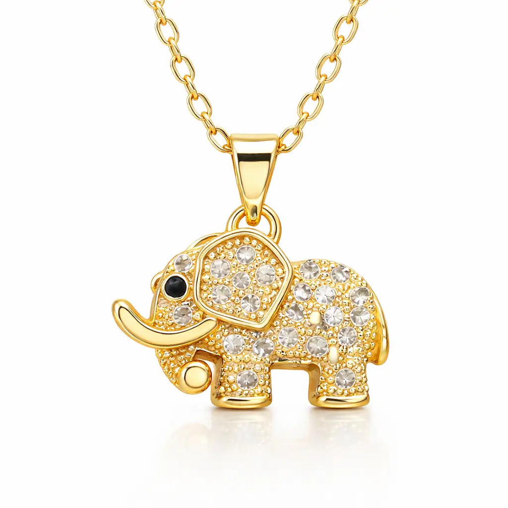 Colar feminino dourado com pingente de elefante cravejado em zircônia, em fundo branco, acabamento premium em aço inoxidável
