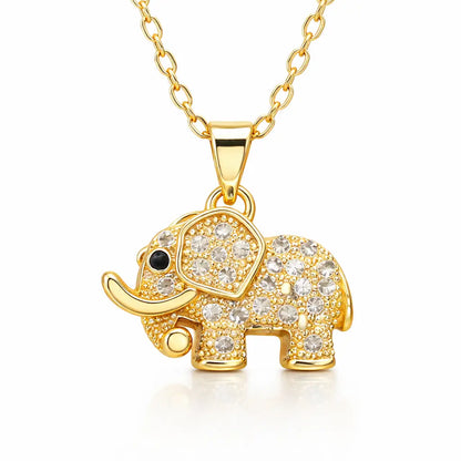 Colar feminino dourado com pingente de elefante cravejado em zircônia, em fundo branco, acabamento premium em aço inoxidável