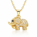Colar feminino dourado com pingente de elefante cravejado em zircônia, em fundo branco, acabamento premium em aço inoxidável