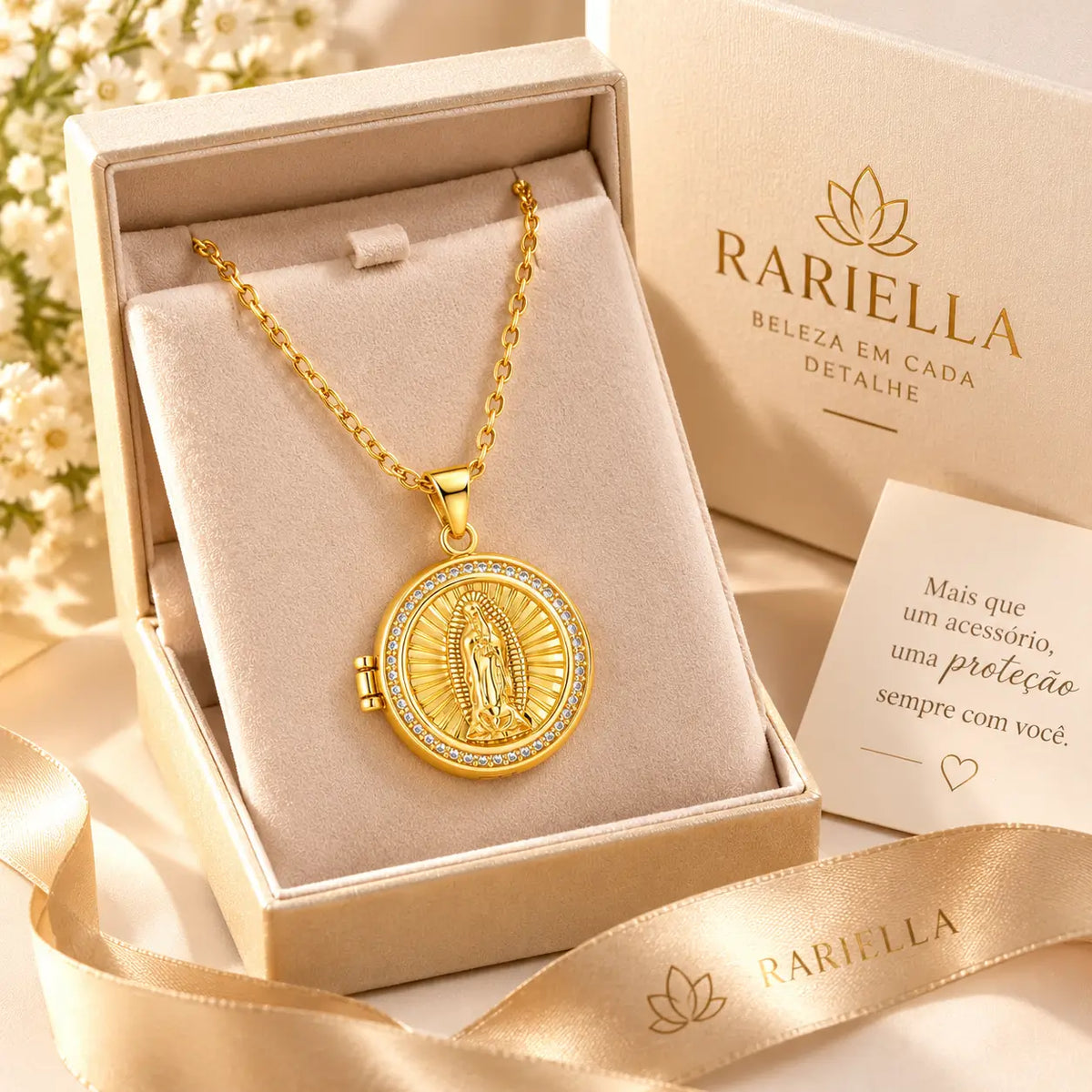 Colar Nossa Senhora dourado apresentado em caixa de presente para mulher