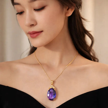 Colar feminino em prata 925 com pingente de zircônia ametista roxa sendo usado no pescoço, mostrando caimento elegante.