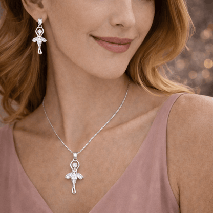 Mulher usando o Conjunto Ballet Lumière em Prata 925 com colar e brincos de bailarina, joia delicada e elegante para uso feminino.