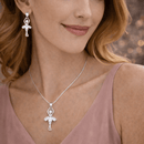 Mulher usando o Conjunto Ballet Lumière em Prata 925 com colar e brincos de bailarina, joia delicada e elegante para uso feminino.