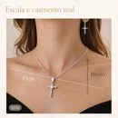 Colar de cruz em Prata 925 com zircônia cristal em uso real, mostrando caimento no pescoço e proporção do pingente.