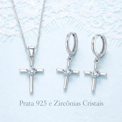 Detalhes do Conjunto Cruz Lumière em Prata 925 com zircônia: corrente, fechos e estrutura dos brincos com acabamento polido.