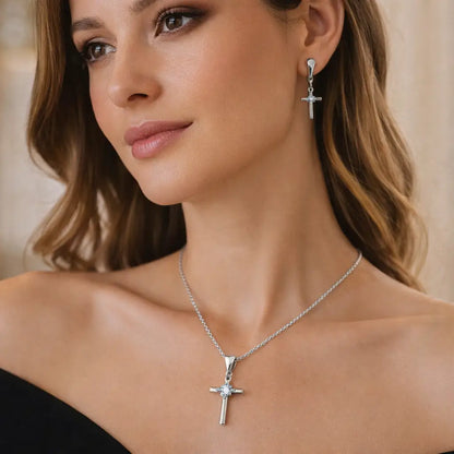Modelo usando colar de cruz e brincos de cruz do Conjunto Cruz Lumière em Prata 925 com zircônia cristal.