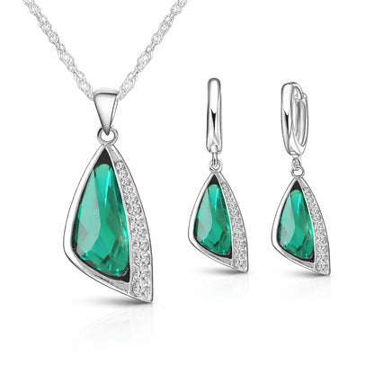 Conjunto Esmeralda Lumière em Prata 925 com colar e brincos femininos com zircônia cúbica verde, joia elegante em fundo branco.
