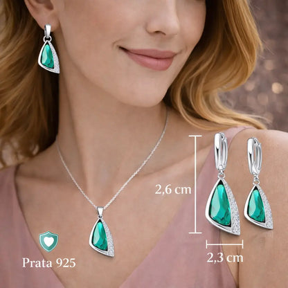 Mulher usando colar e brincos do Conjunto Esmeralda Lumière em Prata 925 com zircônia cúbica verde, joia elegante no uso real.