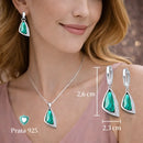 Mulher usando colar e brincos do Conjunto Esmeralda Lumière em Prata 925 com zircônia cúbica verde, joia elegante no uso real.