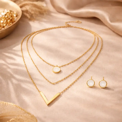 Conjunto feminino dourado 18K em aço inoxidável com colares em camadas e brincos delicados, design elegante e acabamento sofisticado para uso diário ou ocasiões especiais.