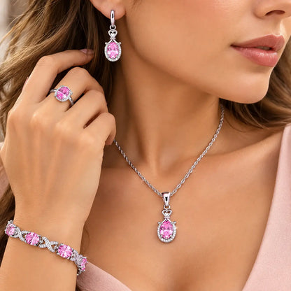 Mulher usando colar e brincos do Conjunto Feminino Lumière prateado com pedras rosa