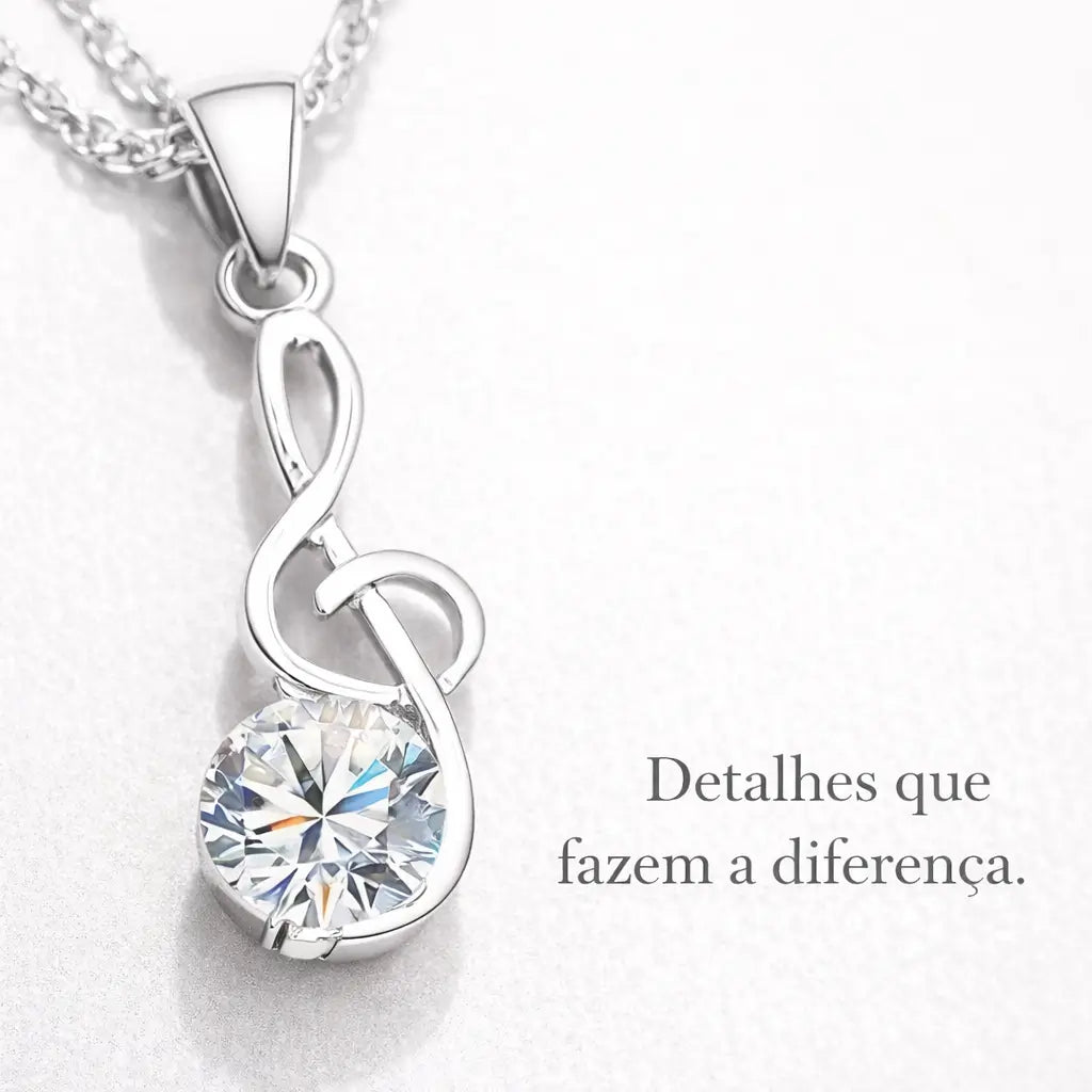 Mulher usando conjunto Harmonia Lumière em prata 925 com colar e brincos de zircônia, joia feminina elegante para uso diário