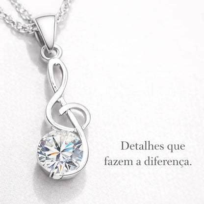 Mulher usando conjunto Harmonia Lumière em prata 925 com colar e brincos de zircônia, joia feminina elegante para uso diário