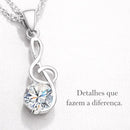 Mulher usando conjunto Harmonia Lumière em prata 925 com colar e brincos de zircônia, joia feminina elegante para uso diário