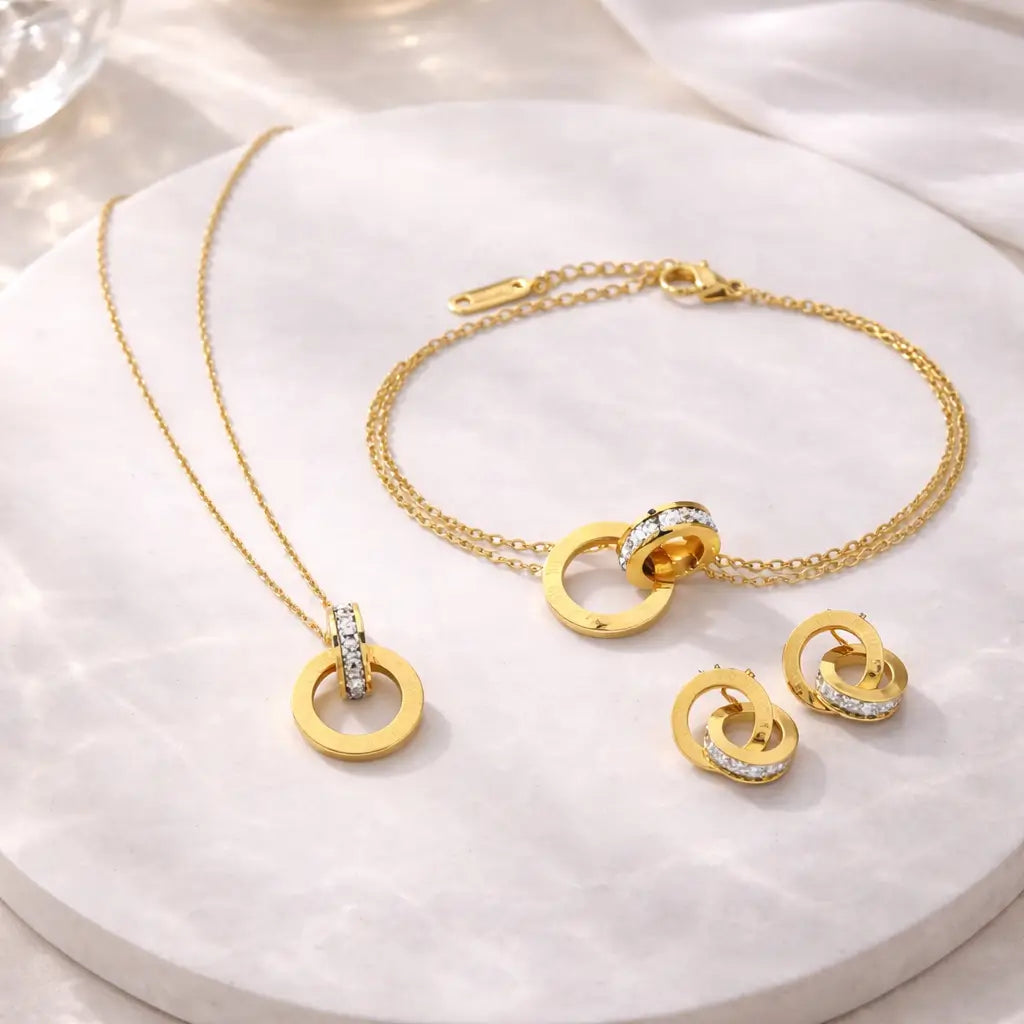 Modelo feminina usando o Conjunto Infinity Aurea dourado em aço inoxidável 18K com colar, pulseira e brincos elegantes