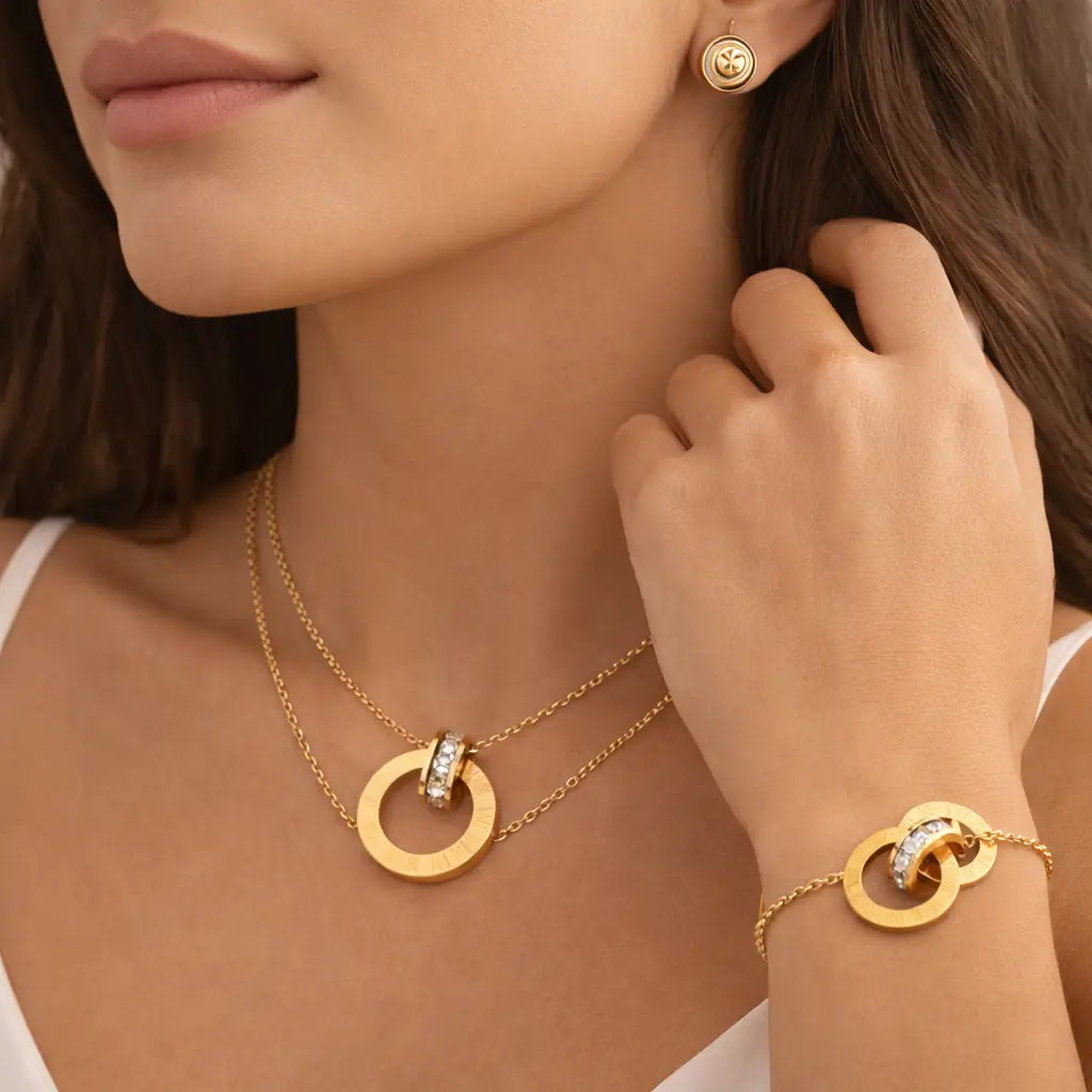 Conjunto Infinity Aurea dourado em aço inoxidável 18K com colar, pulseira e brincos femininos, design infinito sofisticado em fundo branco premium